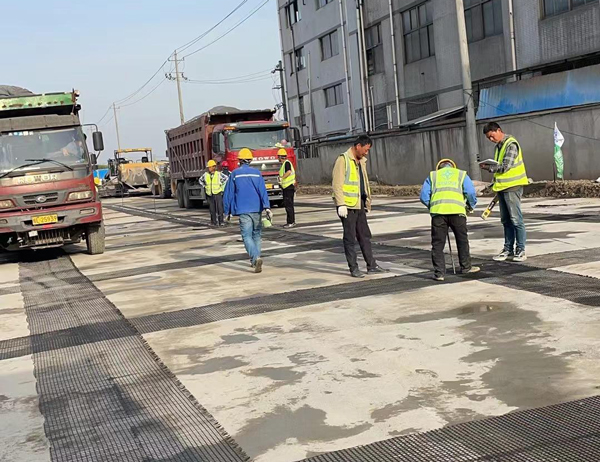秦州老材料的新故事:玻璃纤维土工格栅如何在‘白改黑’浪潮中重获新生?